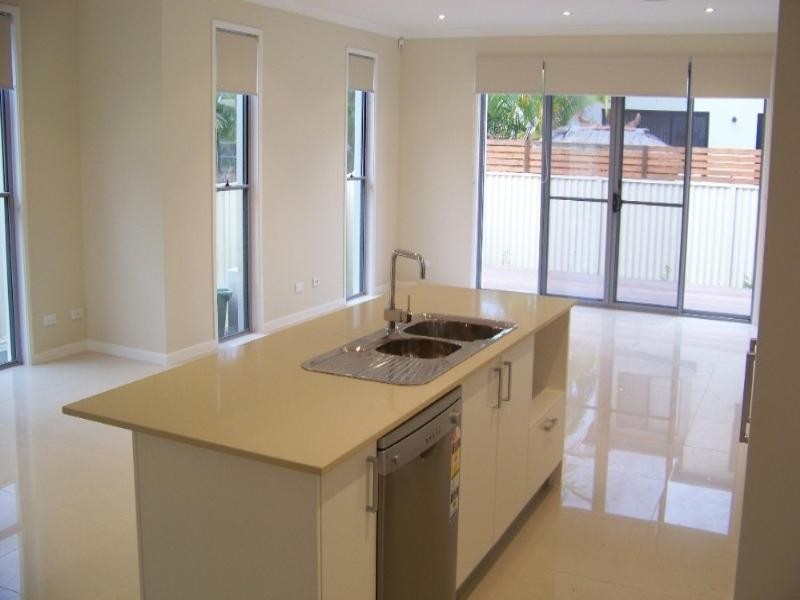 1/28 Ocean Street, Runaway Bay QLD 4216