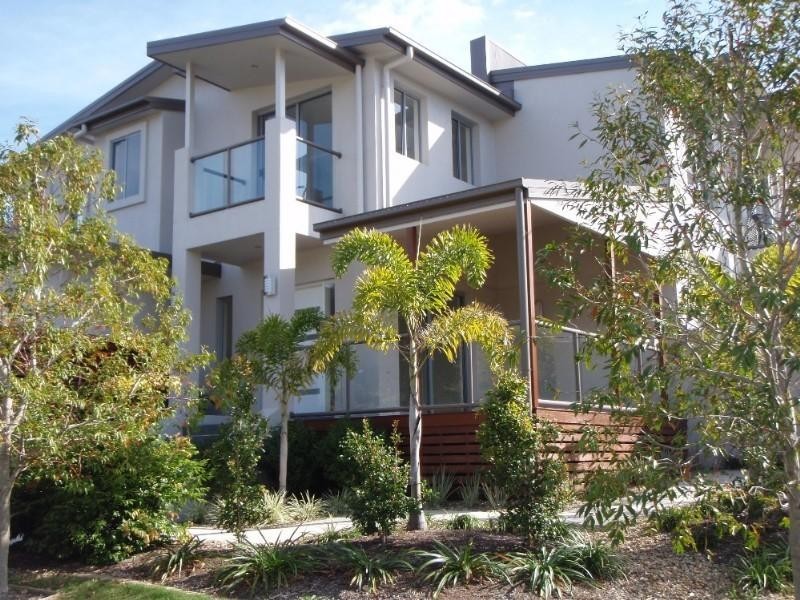 2/16 Wynflo Street, Labrador QLD 4215