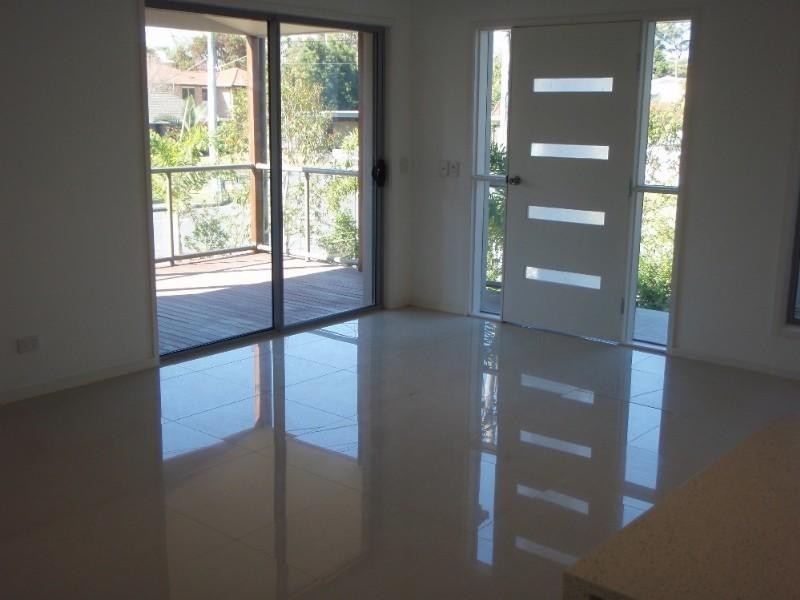 2/16 Wynflo Street, Labrador QLD 4215