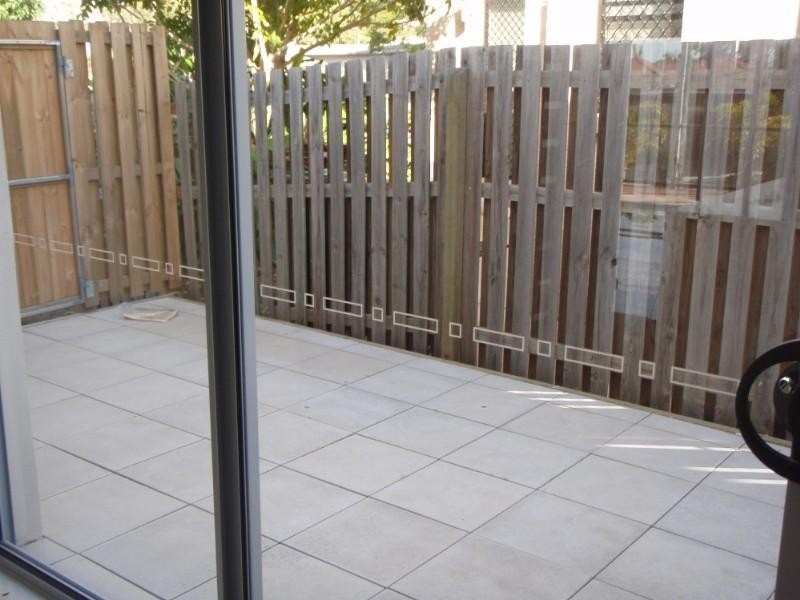 2/16 Wynflo Street, Labrador QLD 4215