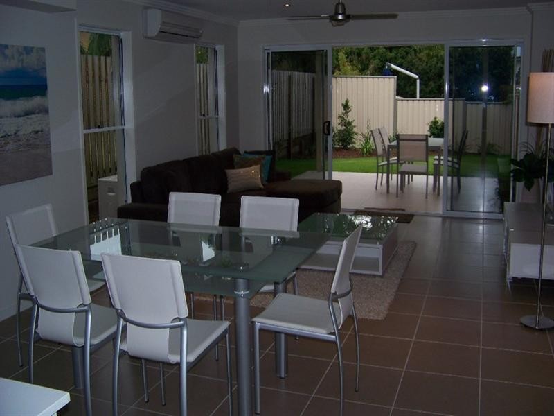 1/5A Ashton Street, Labrador QLD 4215