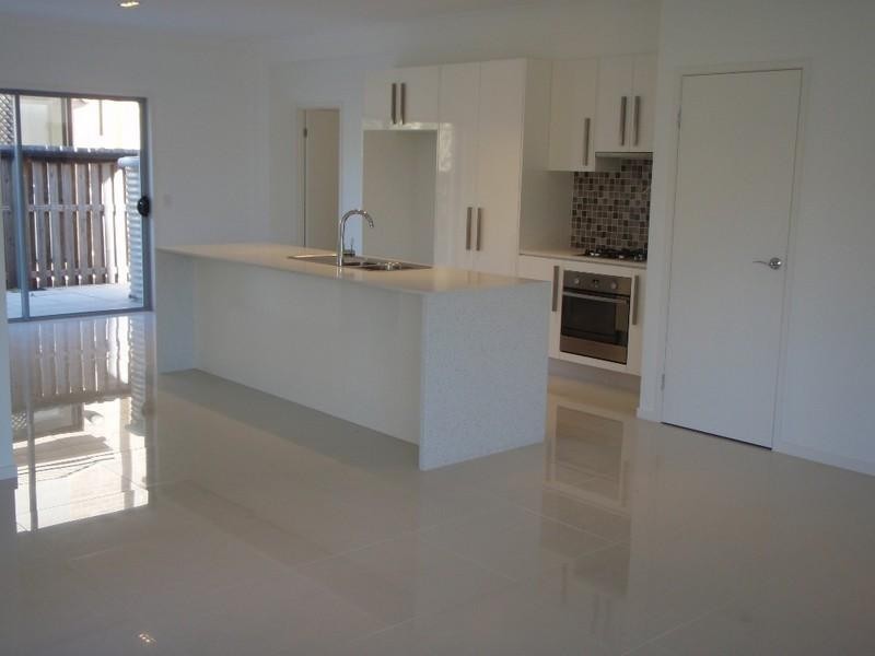 2/16 Wynflo Street, Labrador QLD 4215