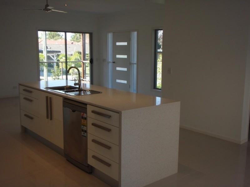 2/16 Wynflo Street, Labrador QLD 4215