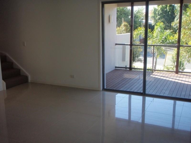 2/16 Wynflo Street, Labrador QLD 4215