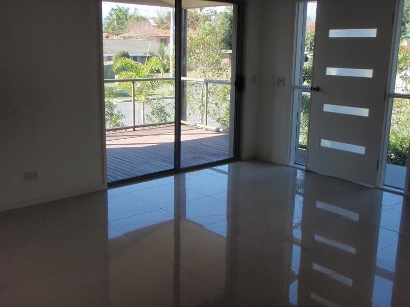 2/16 Wynflo Street, Labrador QLD 4215