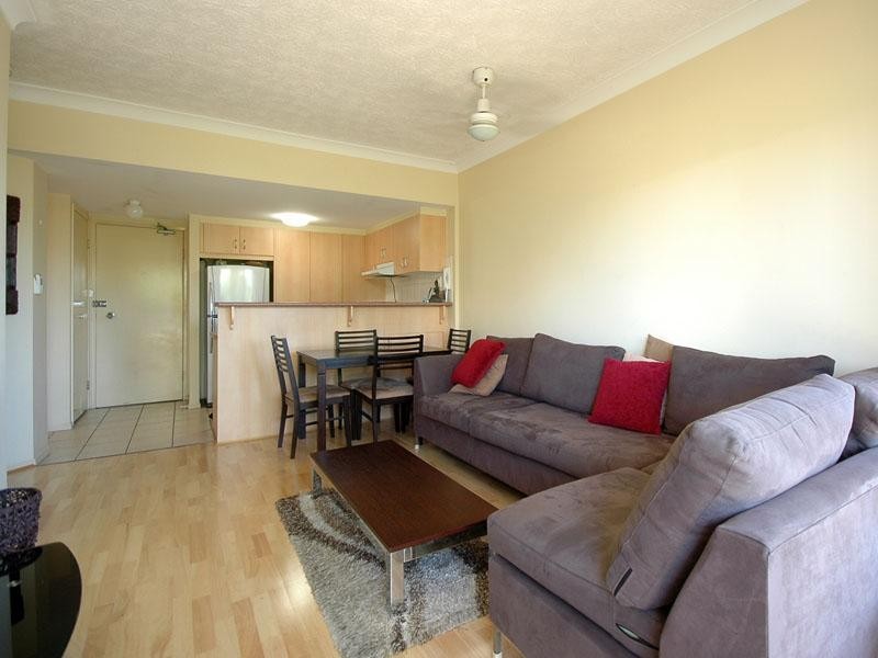 6/2 Broad Street, Labrador QLD 4215