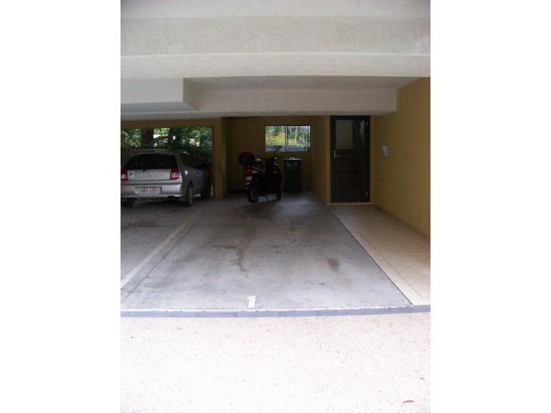 1/129 Muir Street, Labrador QLD 4215