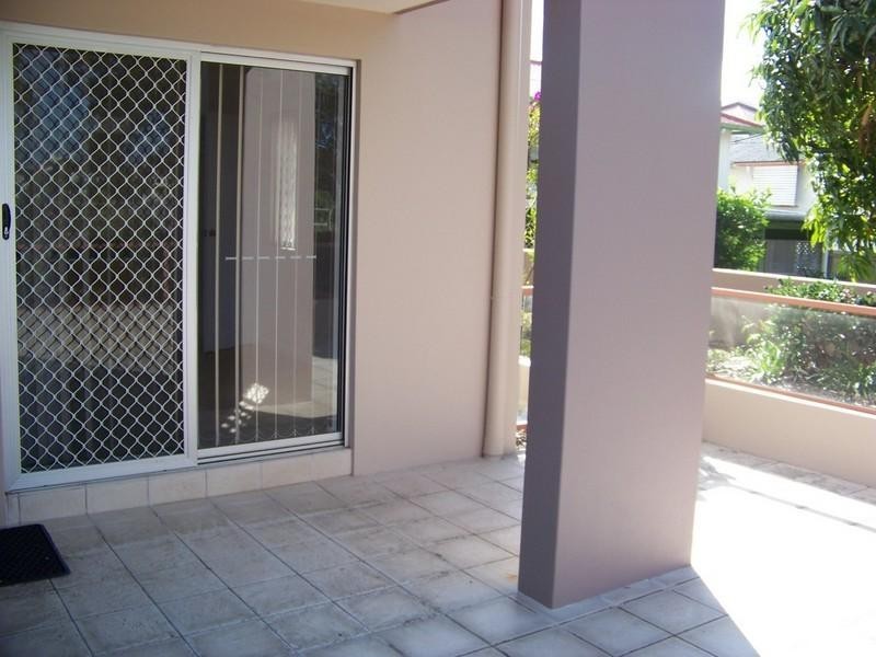 2/18 Parker Street, Labrador QLD 4215