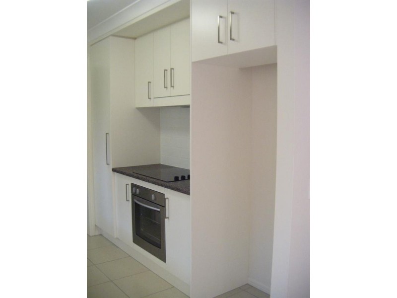 2/231 Government Road, Labrador QLD 4215