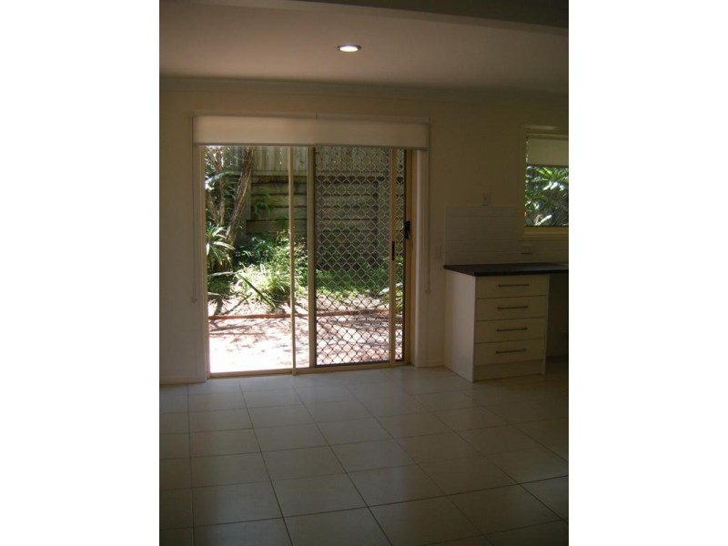 2/231 Government Road, Labrador QLD 4215