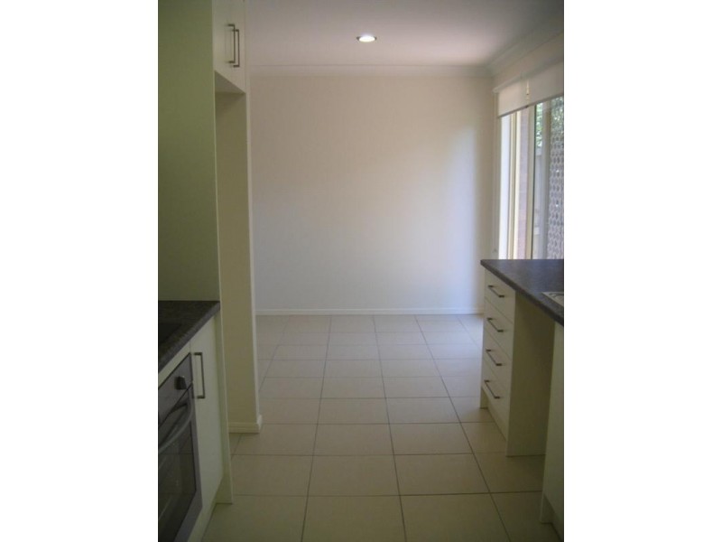 2/231 Government Road, Labrador QLD 4215