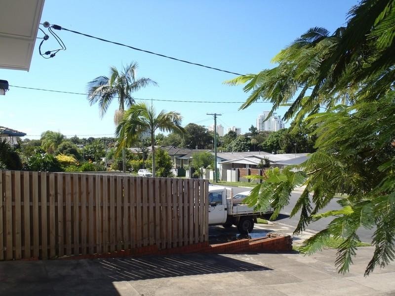 4 Vernon Avenue, Labrador QLD 4215