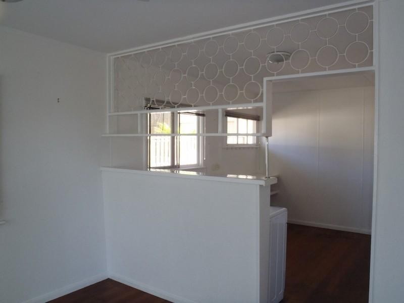 4 Vernon Avenue, Labrador QLD 4215