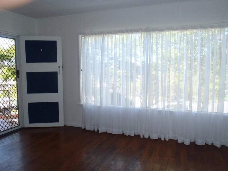 4 Vernon Avenue, Labrador QLD 4215