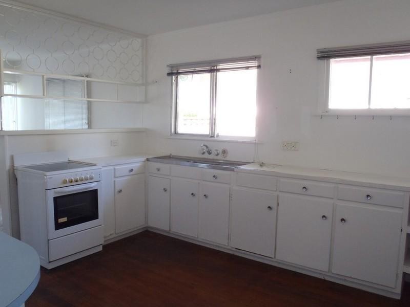 4 Vernon Avenue, Labrador QLD 4215