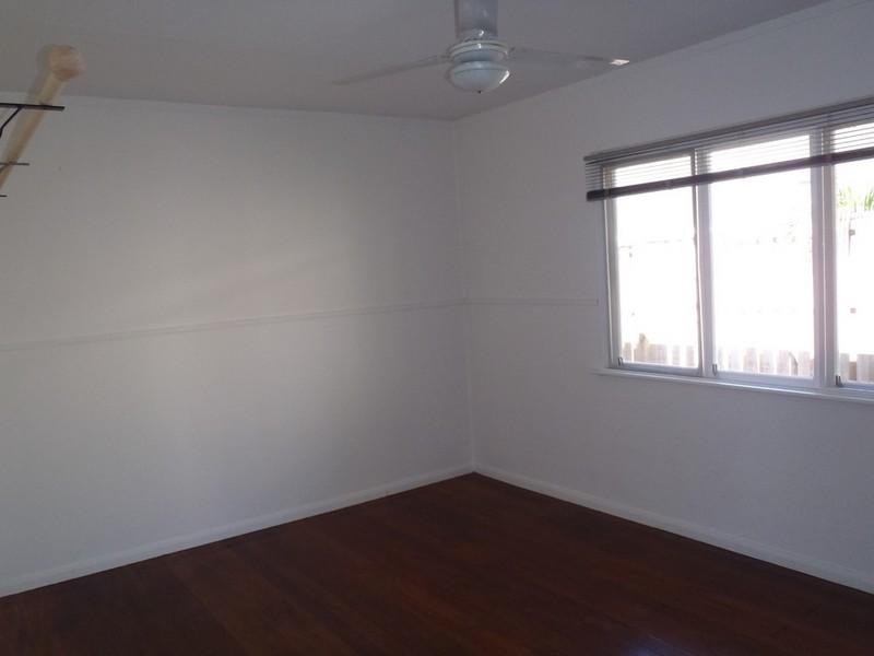 4 Vernon Avenue, Labrador QLD 4215