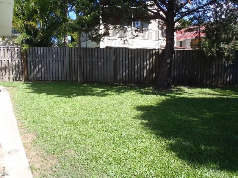 4 Vernon Avenue, Labrador QLD 4215