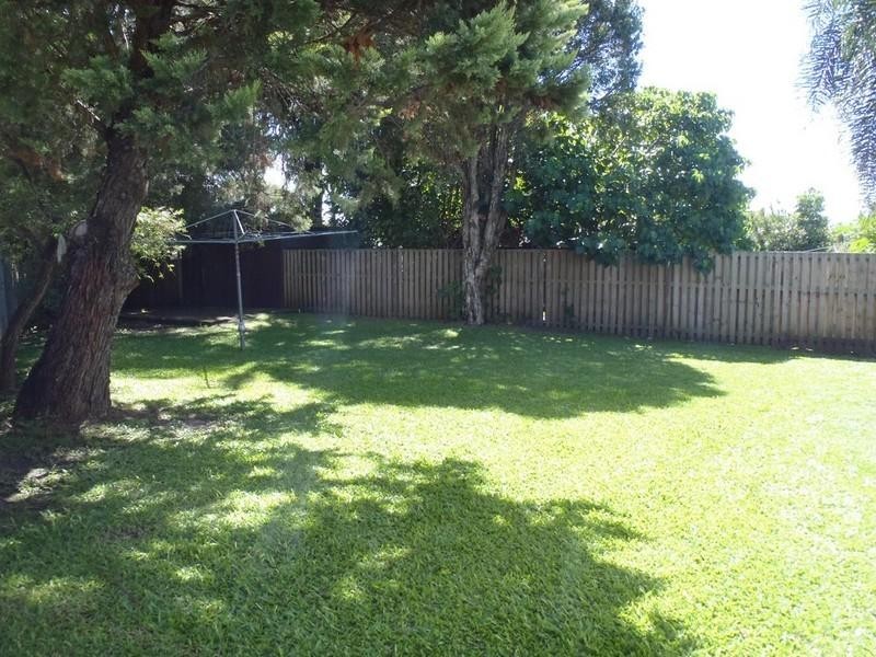 4 Vernon Avenue, Labrador QLD 4215