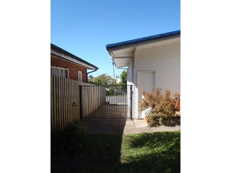 4 Vernon Avenue, Labrador QLD 4215