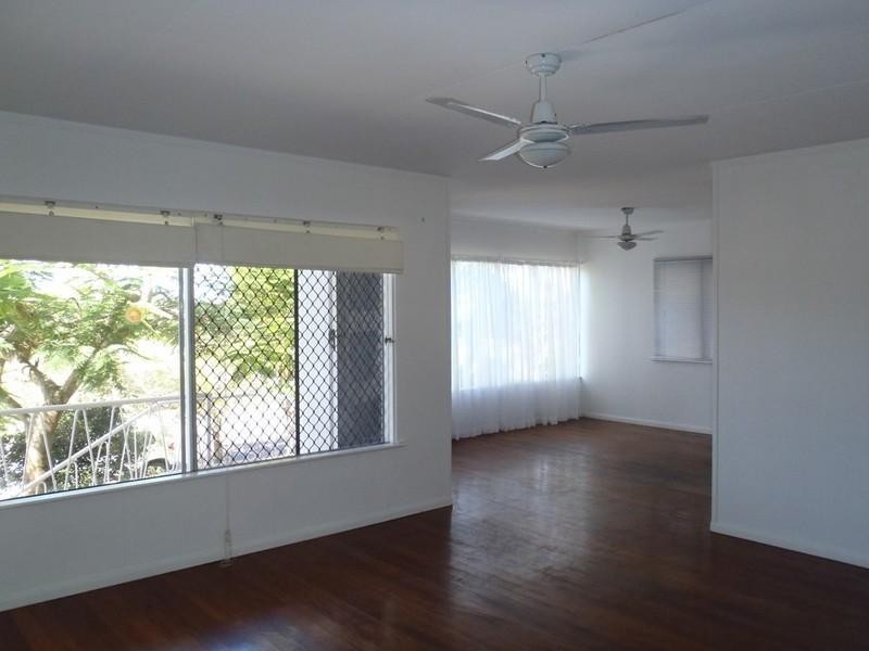 4 Vernon Avenue, Labrador QLD 4215