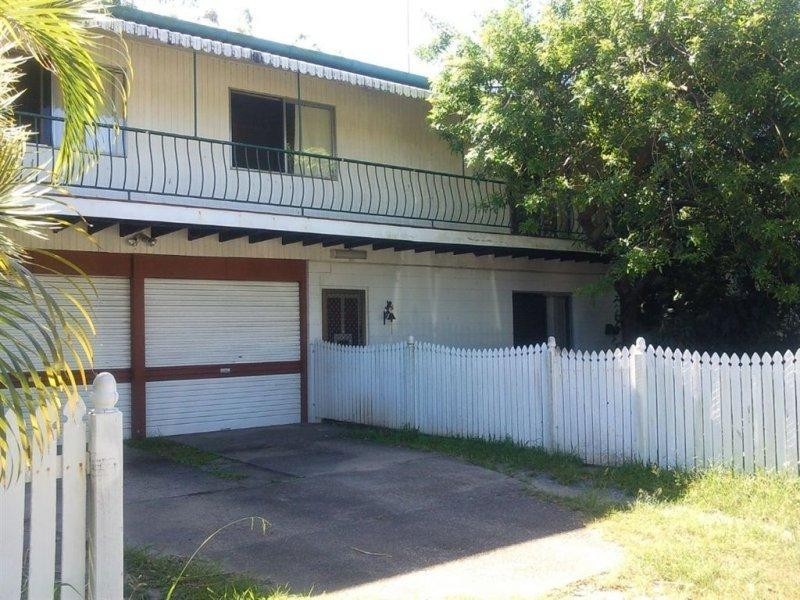 4 Coral Avenue, Labrador QLD 4215