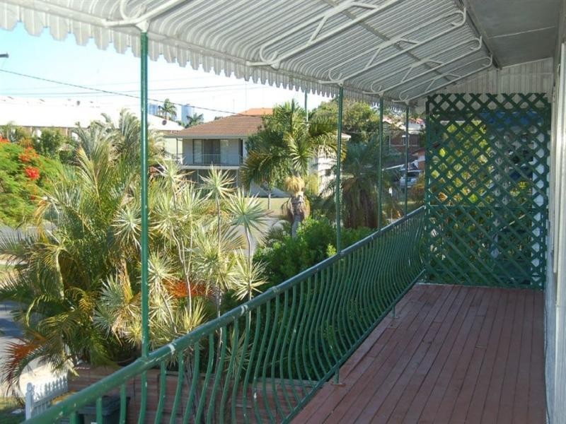 4 Coral Avenue, Labrador QLD 4215