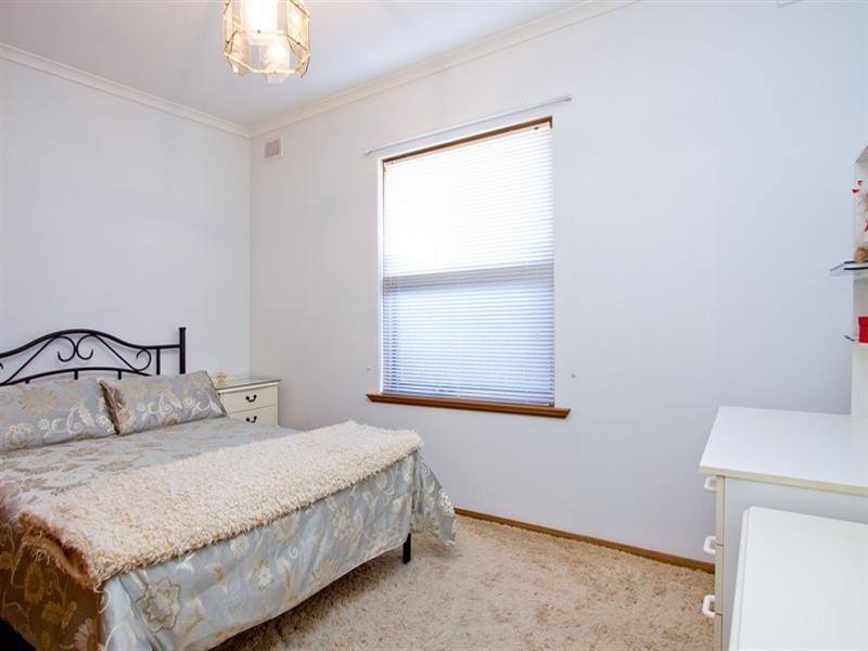 2 Newcombe Avenue, West Lakes Shore SA 5020