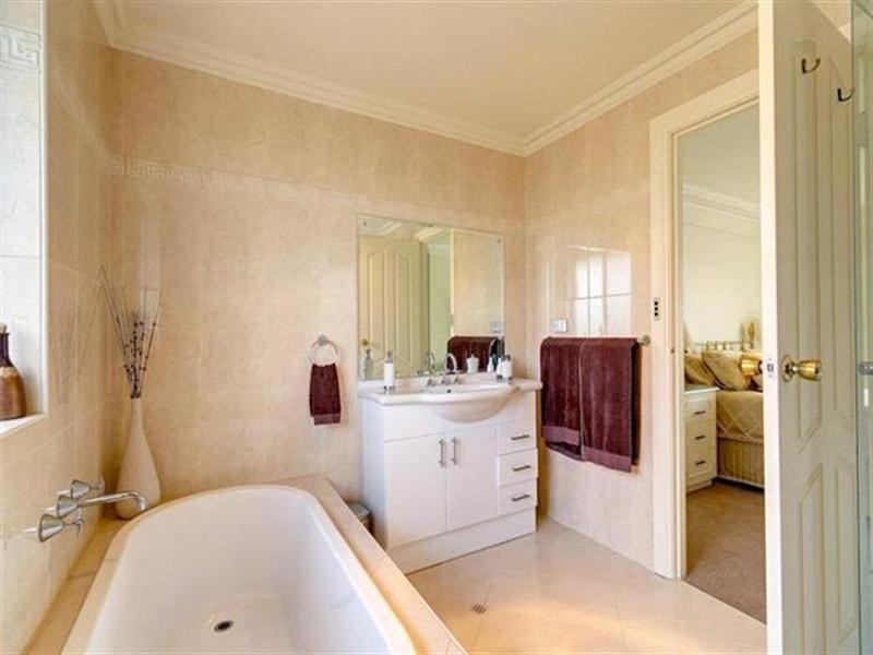 1 Tennyson Heights Court, Tennyson SA 5022
