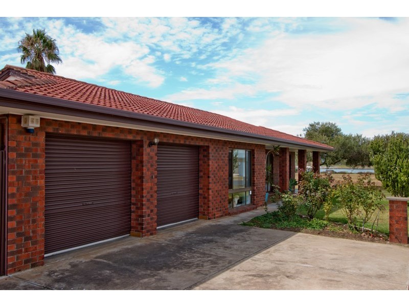 18 Bluelake Court, Tennyson SA 5022