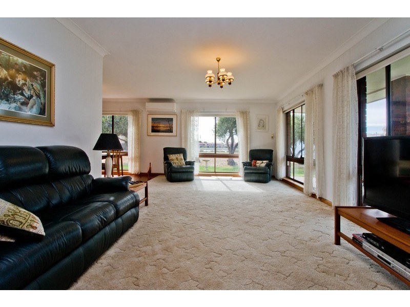 18 Bluelake Court, Tennyson SA 5022