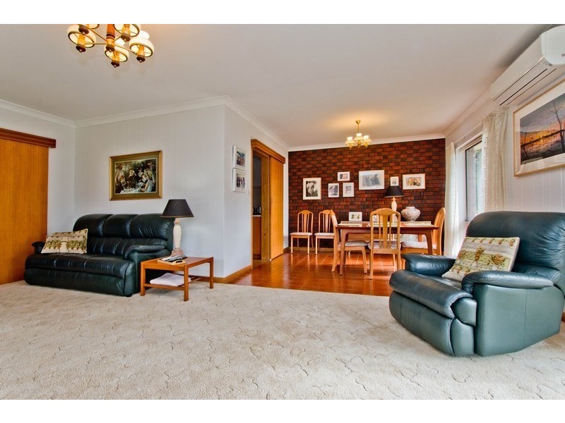 18 Bluelake Court, Tennyson SA 5022