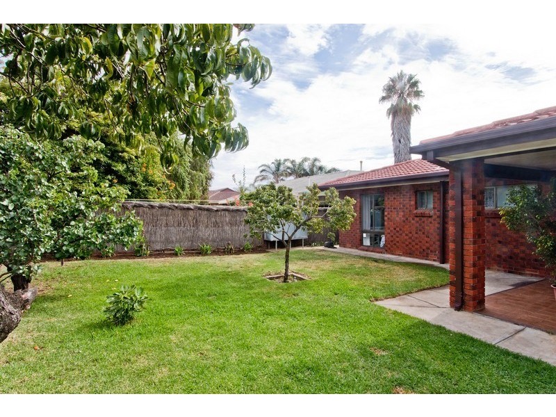 18 Bluelake Court, Tennyson SA 5022