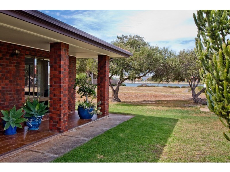 18 Bluelake Court, Tennyson SA 5022