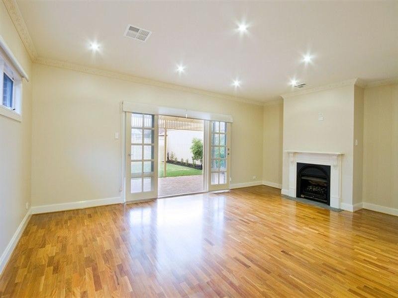 37 St Andrews Way, West Lakes SA 5021