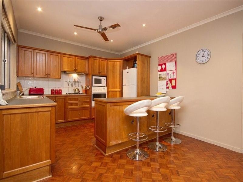 8 Neville Avenue, Clarence Gardens SA 5039