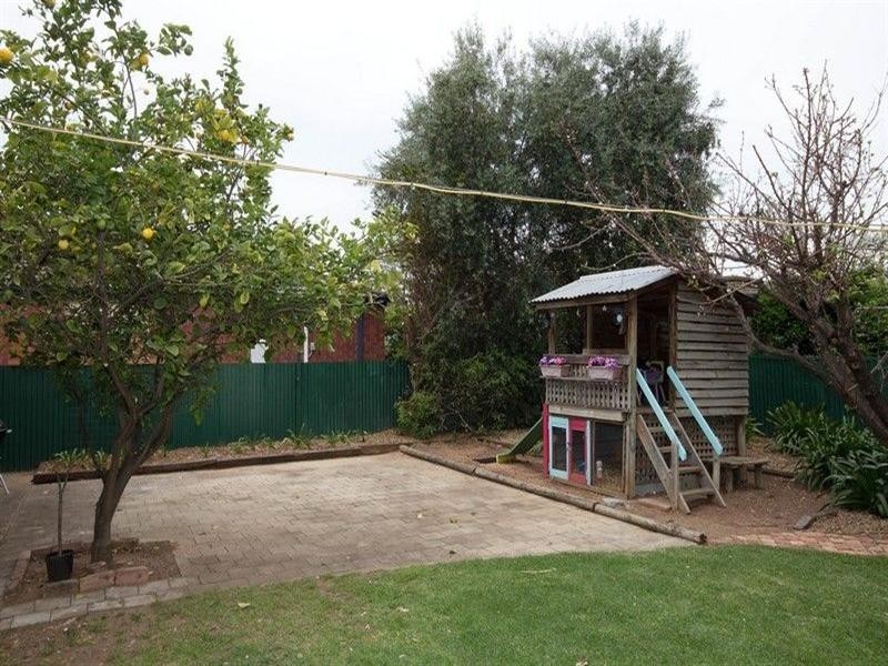 8 Neville Avenue, Clarence Gardens SA 5039