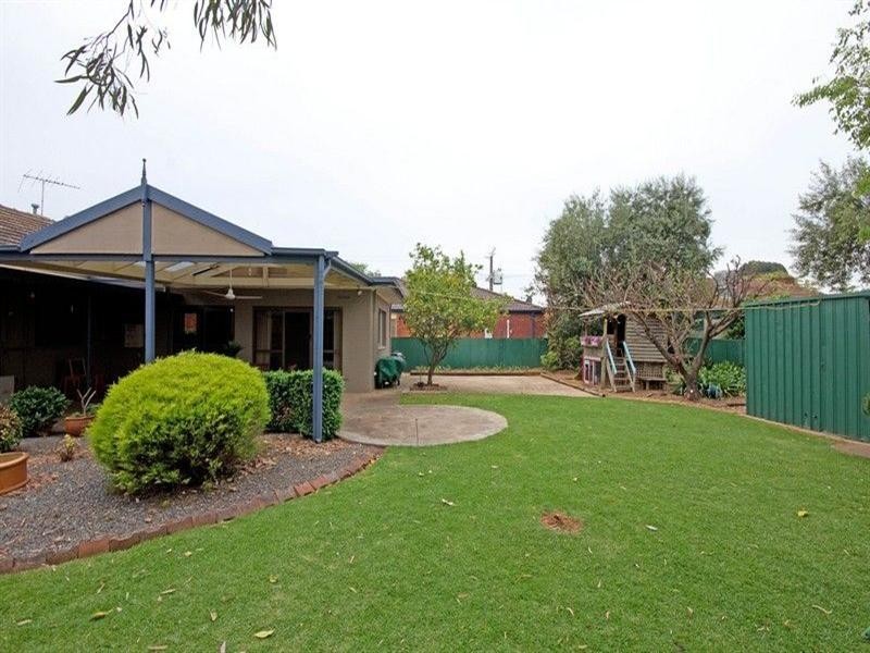 8 Neville Avenue, Clarence Gardens SA 5039