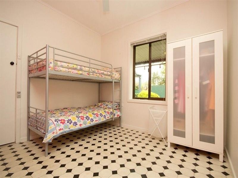 8 Neville Avenue, Clarence Gardens SA 5039