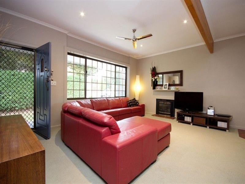 8 Neville Avenue, Clarence Gardens SA 5039