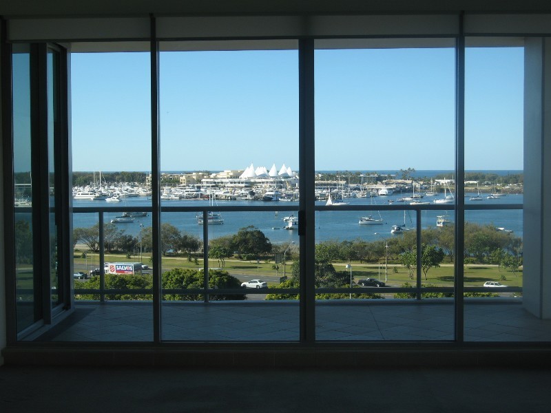 1 Como Cres, Shores, Southport QLD 4215