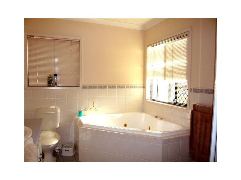 35 Maltravers Drive, Arundel QLD 4214