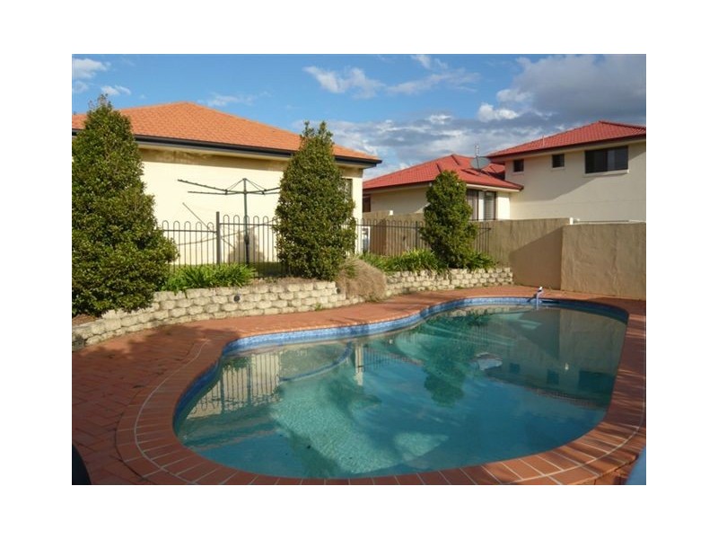 35 Maltravers Drive, Arundel QLD 4214