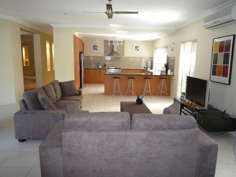 10 Blackfen Court, Arundel QLD 4214