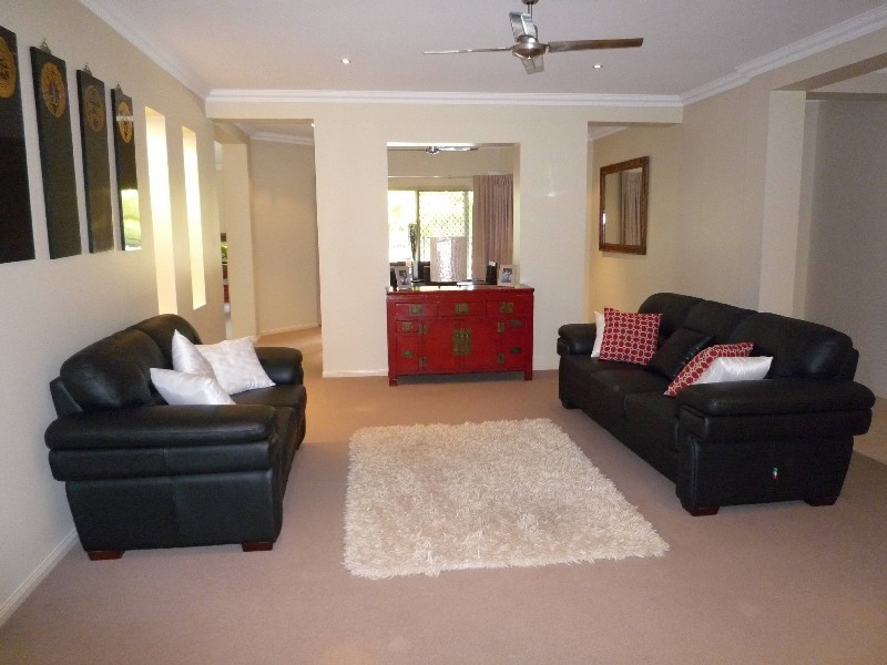 10 Blackfen Court, Arundel QLD 4214