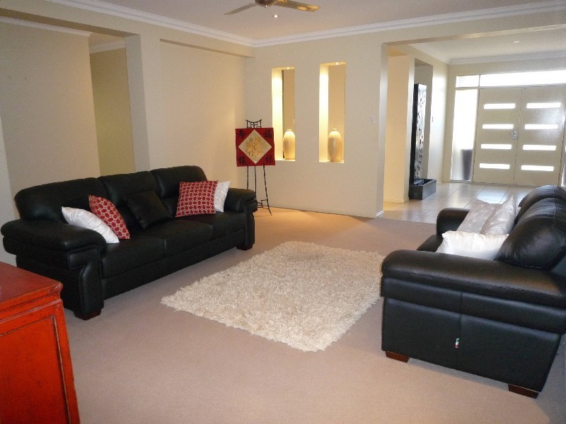 10 Blackfen Court, Arundel QLD 4214