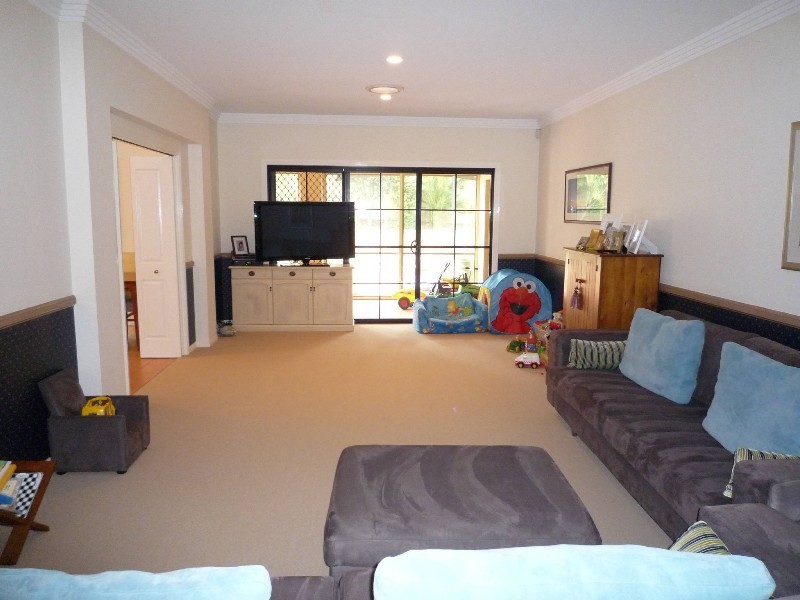 17 Nottinghill Gate Drive, Arundel QLD 4214