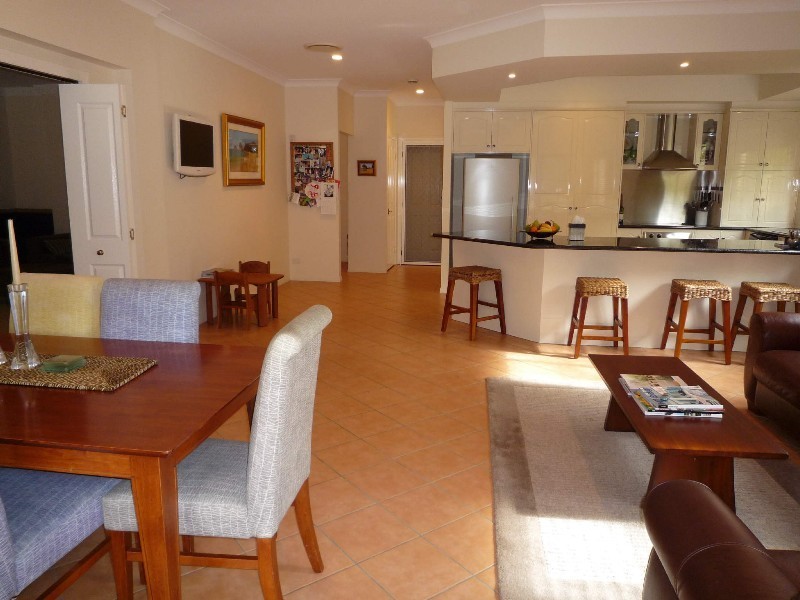 17 Nottinghill Gate Drive, Arundel QLD 4214