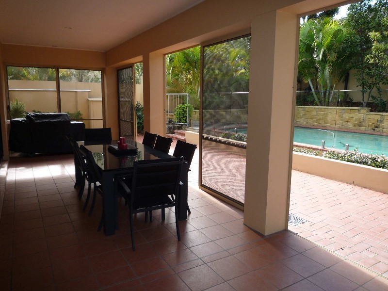 17 Nottinghill Gate Drive, Arundel QLD 4214