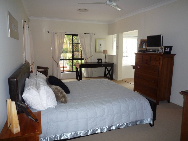 17 Nottinghill Gate Drive, Arundel QLD 4214