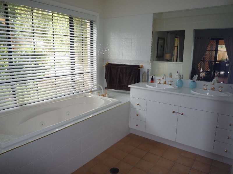 17 Nottinghill Gate Drive, Arundel QLD 4214